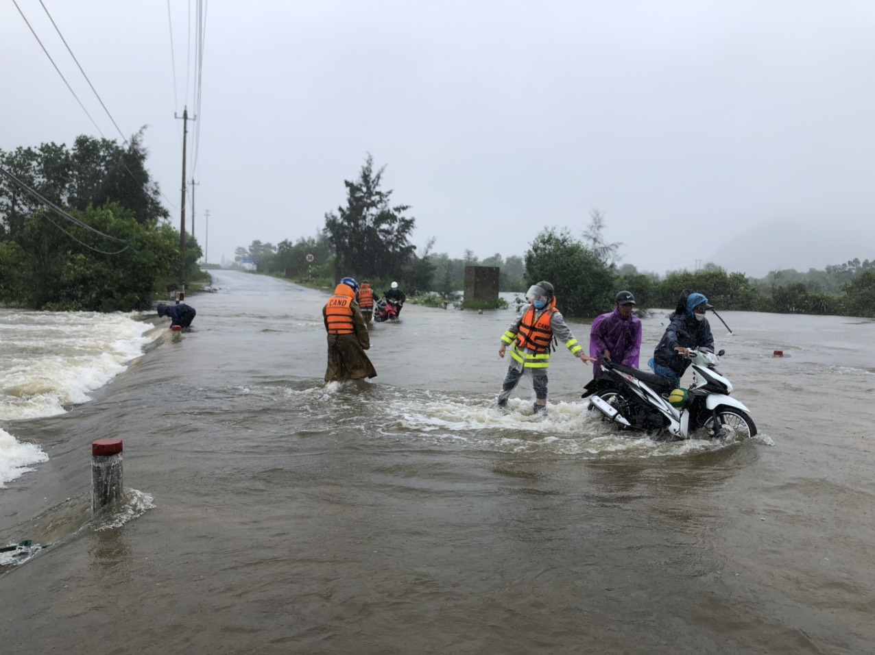 Mưa lũ bất thường, miền Trung bị thiệt hại nặng