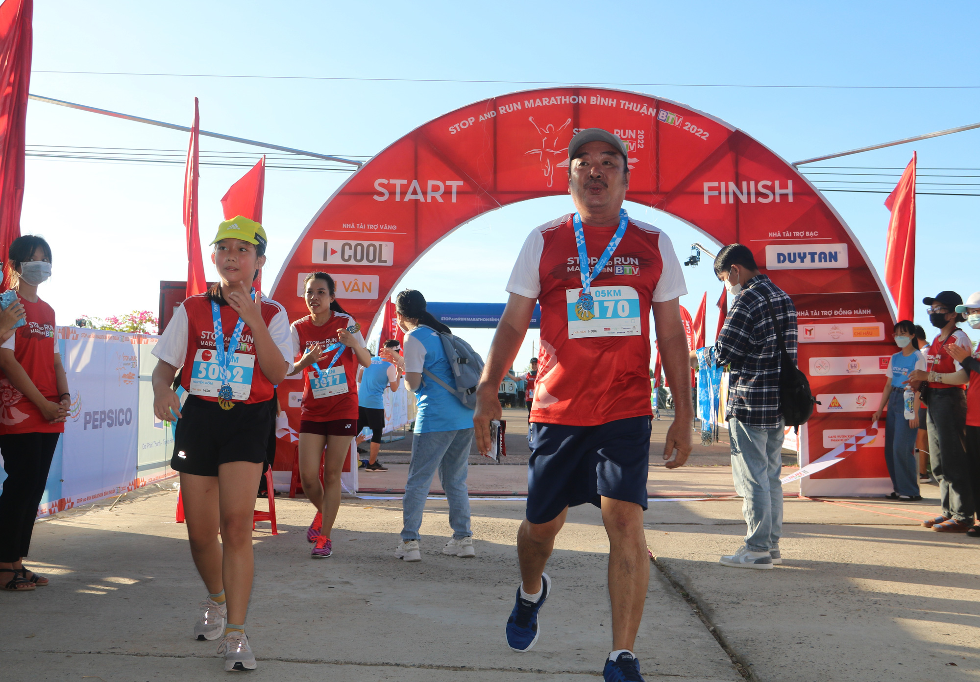 Gần 1.000 vận động viên tham gia giải marathon trên cung đường biển đẹp nhất Việt Nam