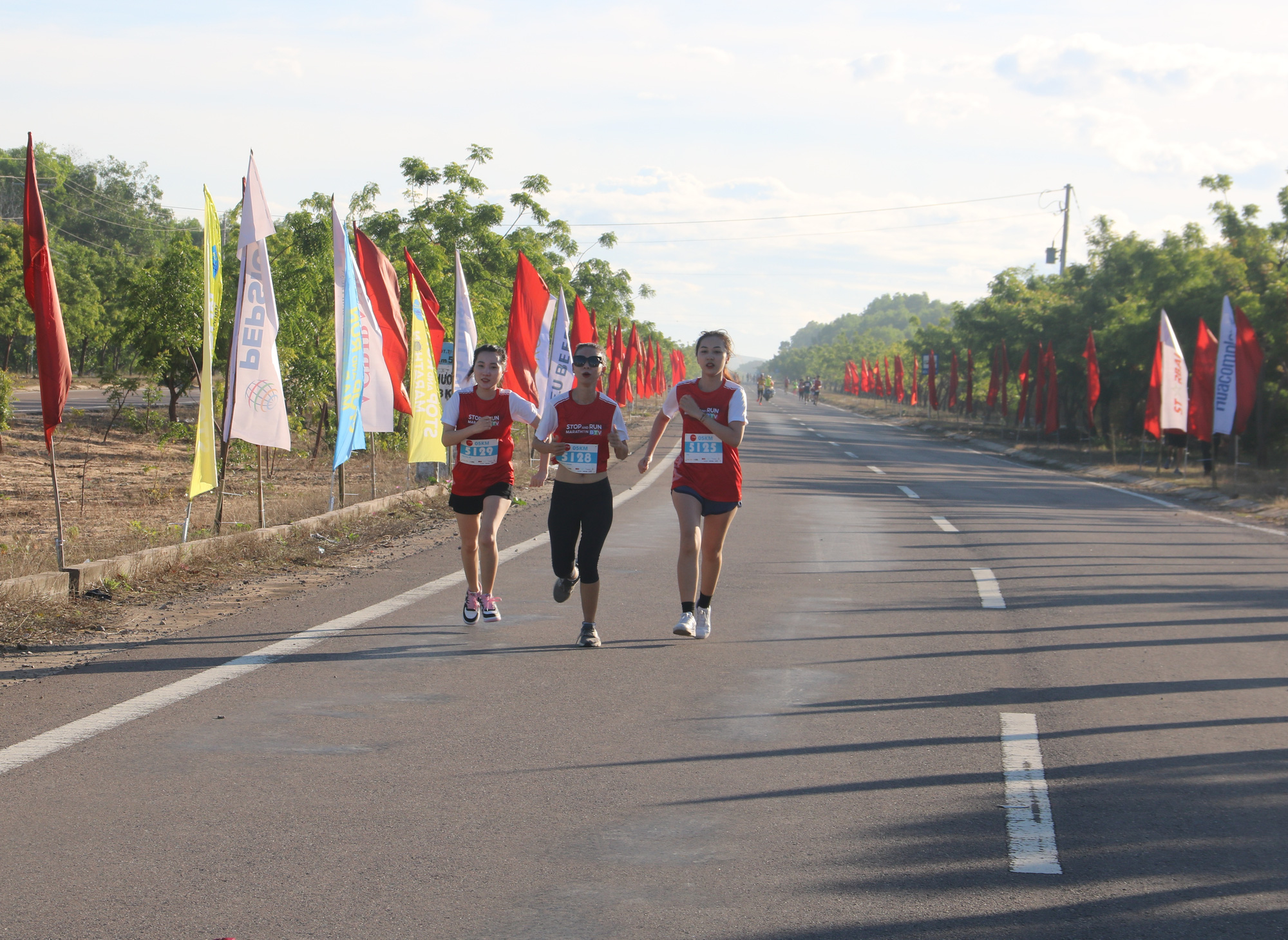 Gần 1.000 vận động vi&ecirc;n tham gia giải marathon tr&ecirc;n cung đường biển đẹp nhất Việt Nam - Ảnh 2.