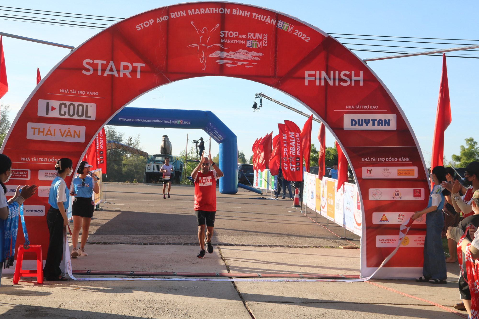 Gần 1.000 vận động vi&ecirc;n tham gia giải marathon tr&ecirc;n cung đường biển đẹp nhất Việt Nam - Ảnh 3.