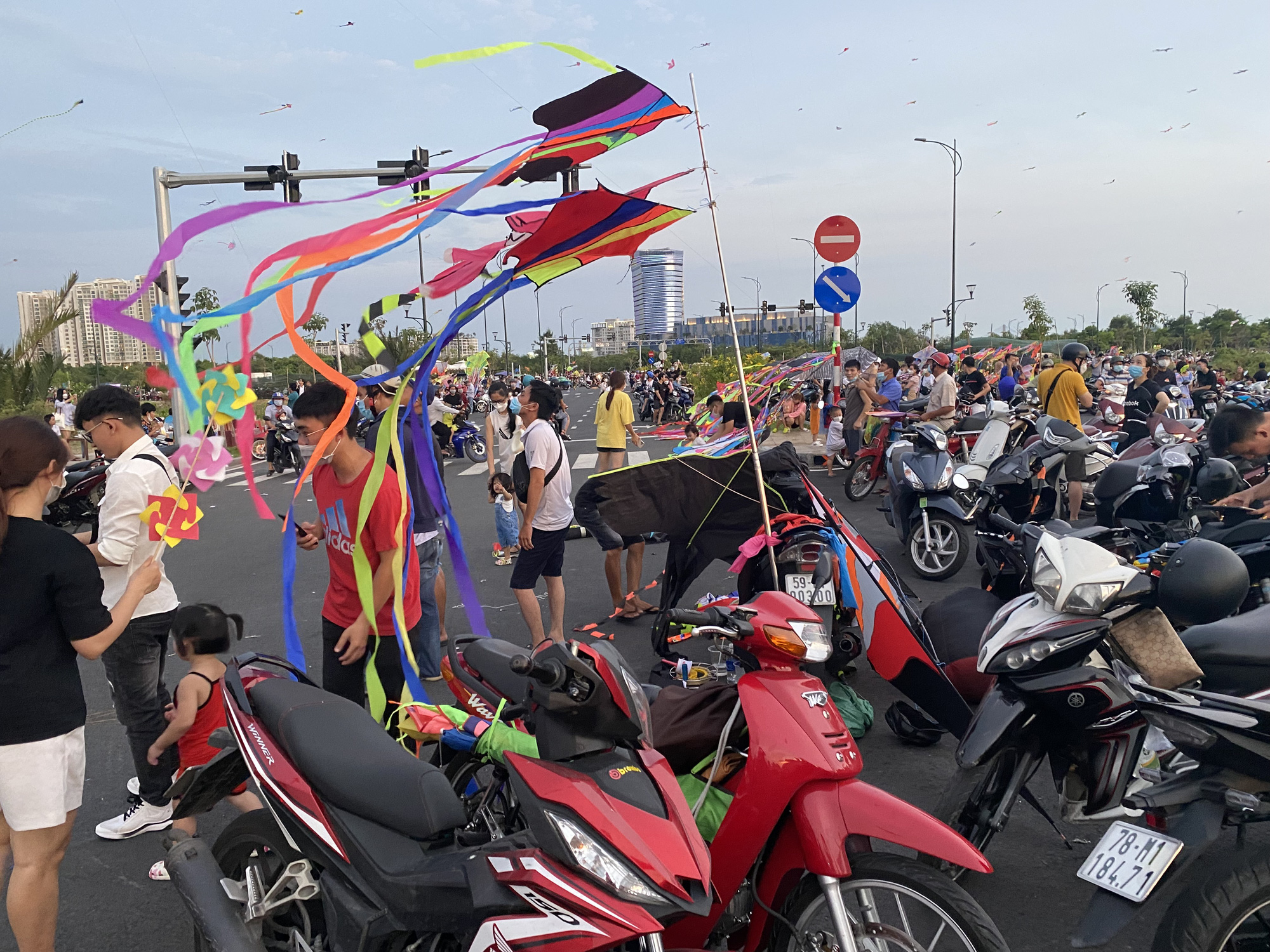 Cảnh tượng b&aacute;t nh&aacute;o tại khu thả diều cạnh cầu Thủ Thi&ecirc;m 2 - Ảnh 4.