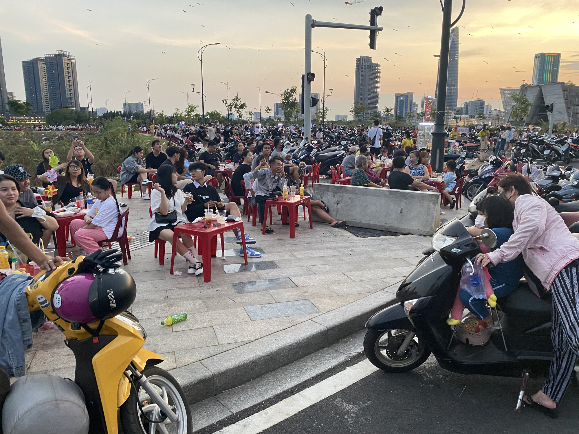 Cảnh tượng b&aacute;t nh&aacute;o tại khu thả diều cạnh cầu Thủ Thi&ecirc;m 2 - Ảnh 5.