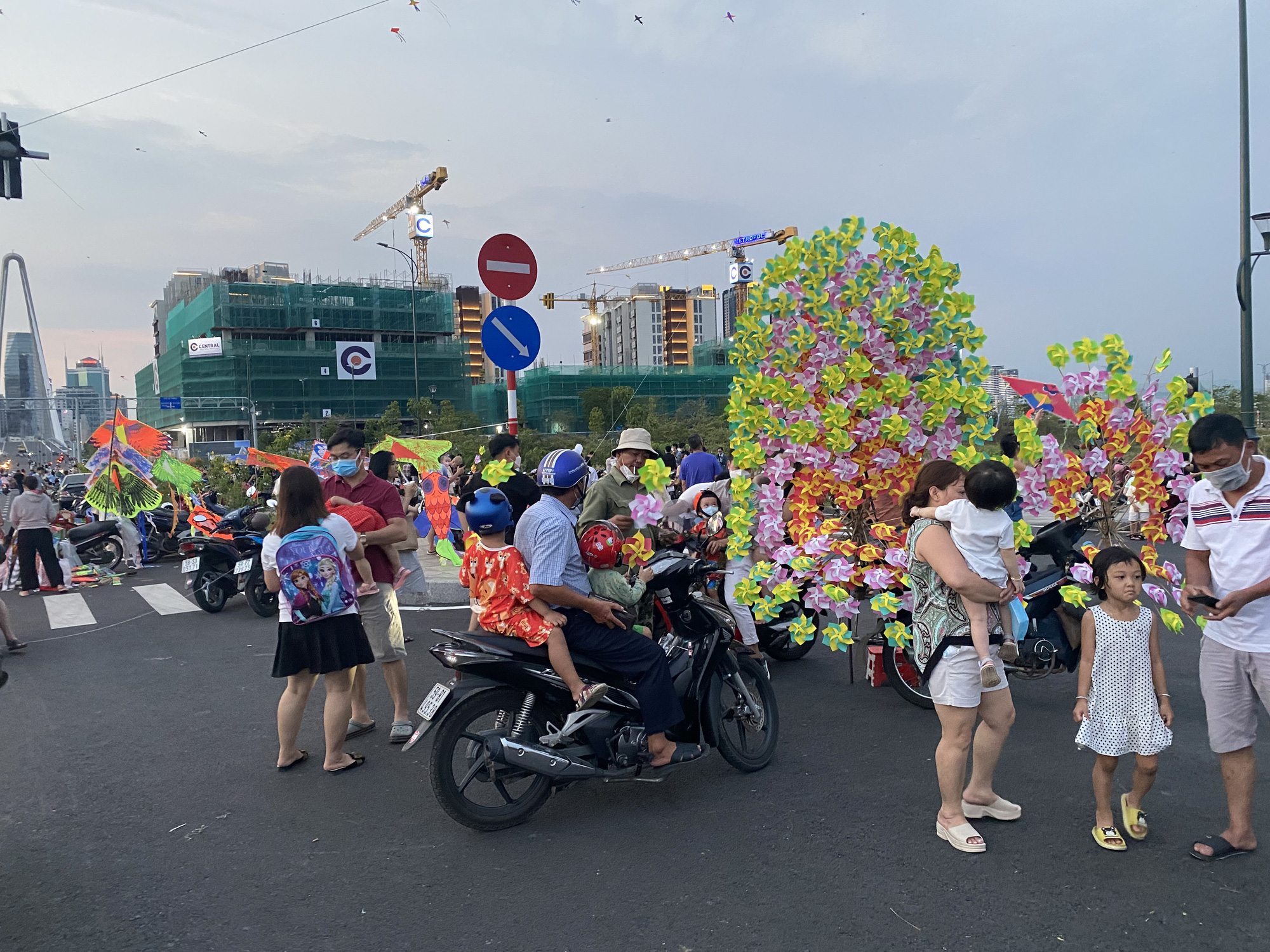 Cảnh tượng bát nháo tại khu thả diều cạnh cầu Thủ Thiêm 2