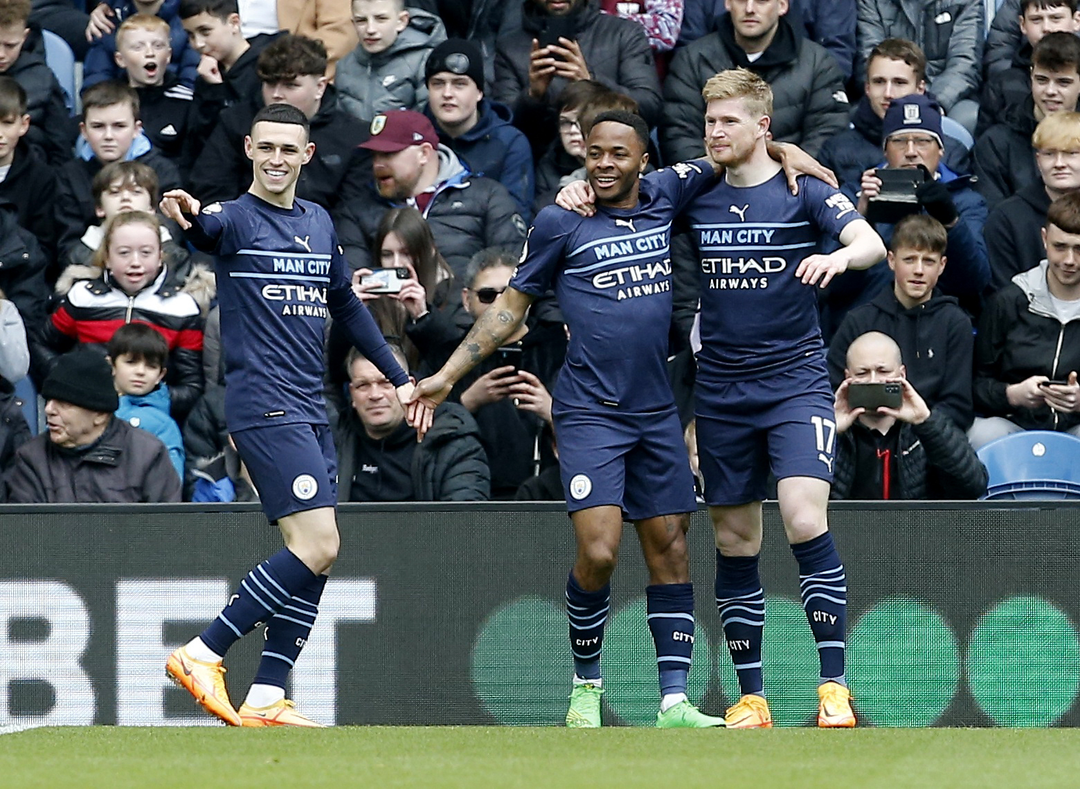 Man City khẳng định bản lĩnh nhà vô địch, Man United gieo thất vọng