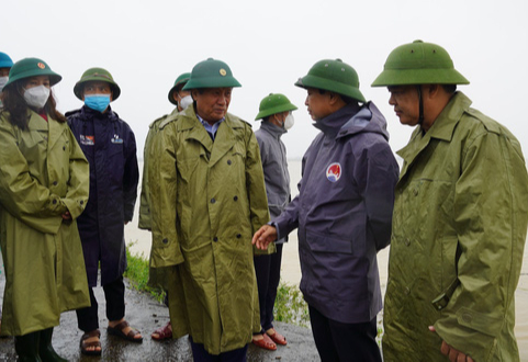 Tổng Cục ph&ograve;ng chống thi&ecirc;n tai kiểm tra thiệt hại mưa lũ ở miền Trung - Ảnh 1.
