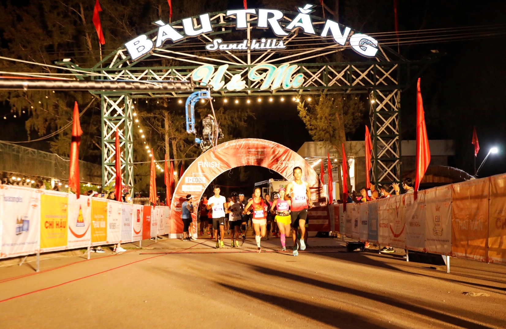 Gần 1.000 vận động vi&ecirc;n tham gia giải marathon tr&ecirc;n cung đường biển đẹp nhất Việt Nam - Ảnh 1.