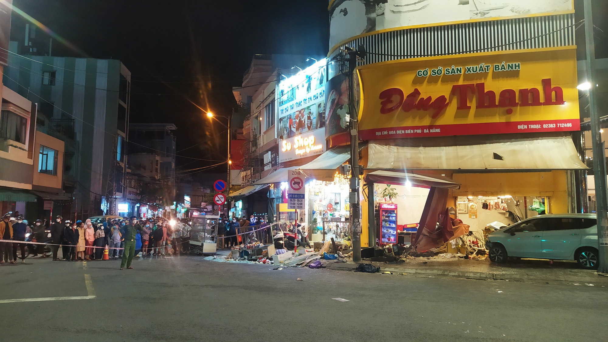 CLIP: &Ocirc; t&ocirc; &ldquo;đi&ecirc;n&rdquo; lao thẳng v&agrave;o tiệm b&aacute;nh m&igrave;, &iacute;t nhất 3 người bị thương - Ảnh 5.