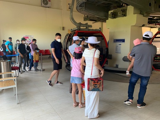 Đi C&aacute;p treo N&uacute;i Sam check-in h&ograve;n đ&aacute; v&agrave;ng v&agrave; nhiều c&ocirc;ng tr&igrave;nh &ldquo;độc, lạ&rdquo; - Ảnh 11.