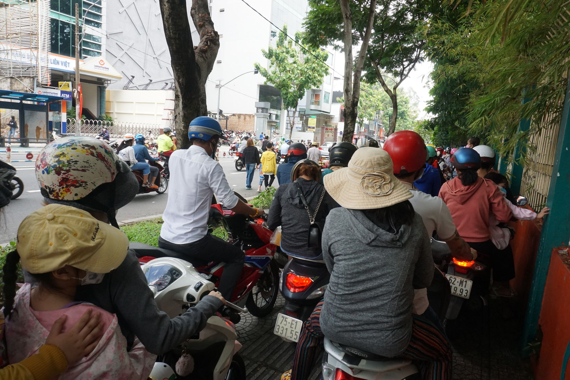Dòng người xếp hàng dài vào tham quan Hội trường Thống nhất sáng 30-4 - Ảnh 8.