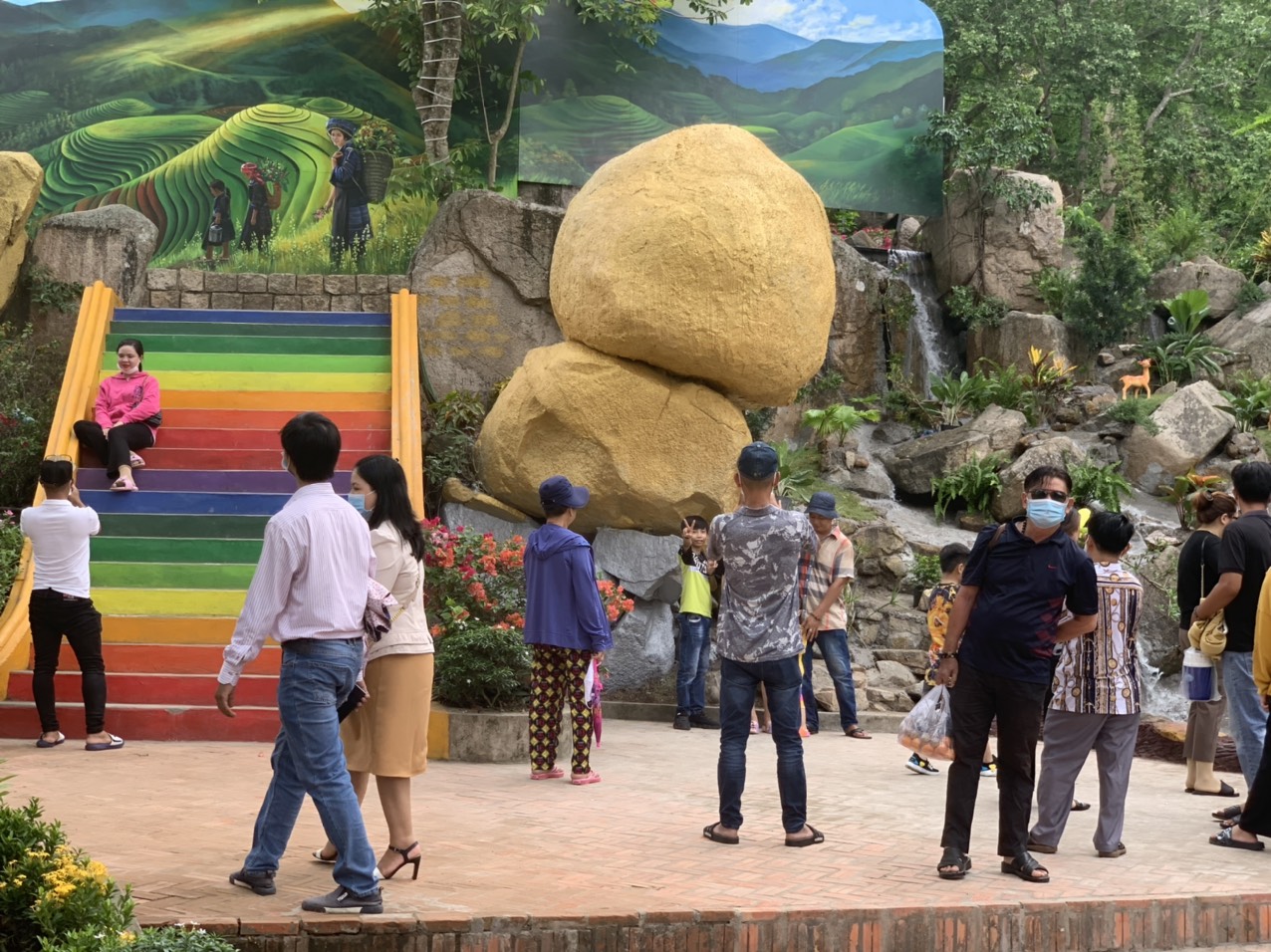 Đi C&aacute;p treo N&uacute;i Sam check-in h&ograve;n đ&aacute; v&agrave;ng v&agrave; nhiều c&ocirc;ng tr&igrave;nh &ldquo;độc, lạ&rdquo; - Ảnh 2.