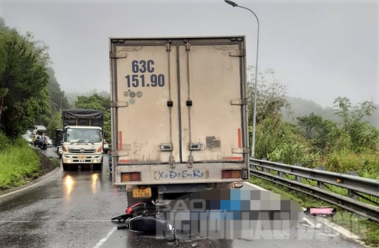 Tai nạn li&ecirc;n ho&agrave;n tr&ecirc;n đ&egrave;o Bảo Lộc, 2 phụ nữ tử nạn - Ảnh 2.
