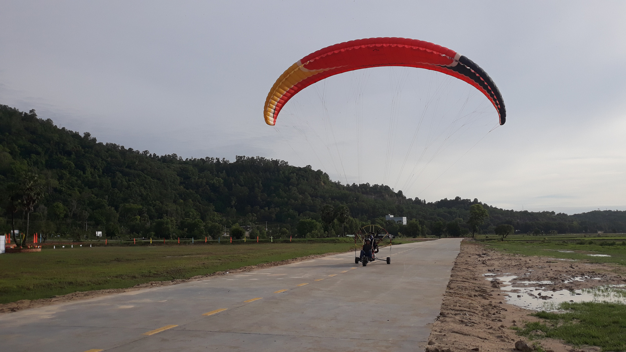 CLIP: 80 phi c&ocirc;ng bay tr&ecirc;n Phụng Ho&agrave;ng Sơn - Ảnh 4.