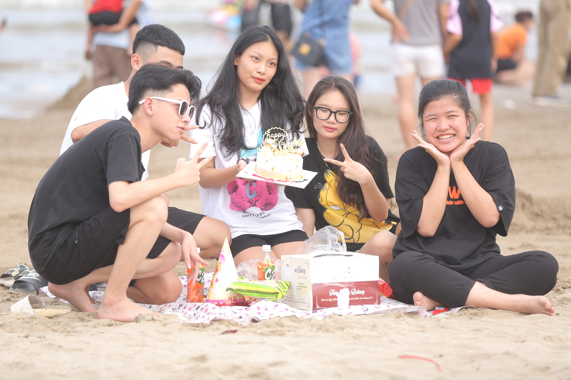 Biển người đổ xô về Sầm Sơn tắm biển ngày đầu tiên nghỉ lễ 30-4, 1-5 - Ảnh 9.