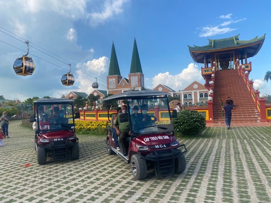 Đi C&aacute;p treo N&uacute;i Sam check-in h&ograve;n đ&aacute; v&agrave;ng v&agrave; nhiều c&ocirc;ng tr&igrave;nh &ldquo;độc, lạ&rdquo; - Ảnh 15.