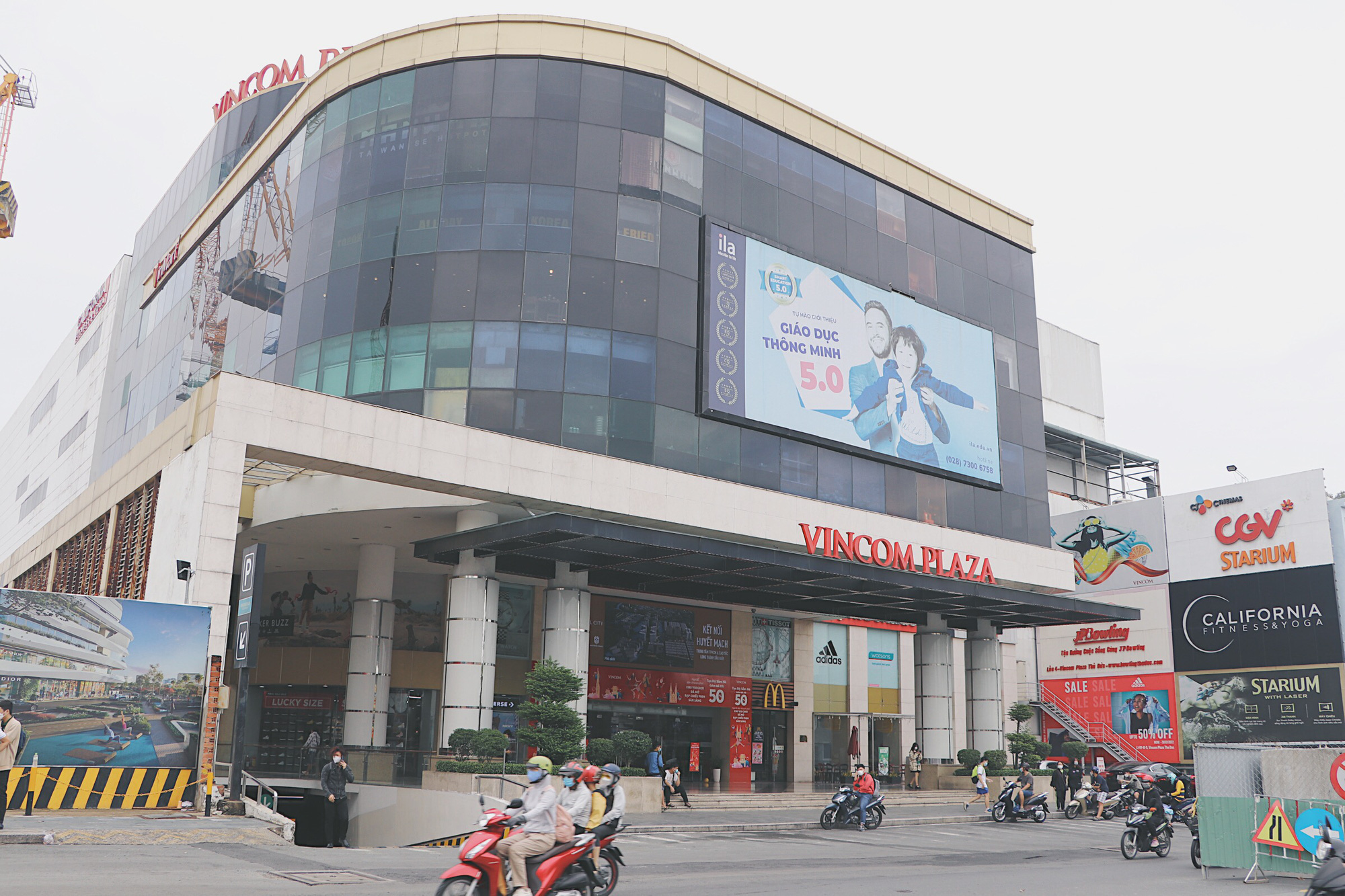 Dòng người xếp hàng dài vào tham quan Hội trường Thống nhất sáng 30-4 - Ảnh 14.