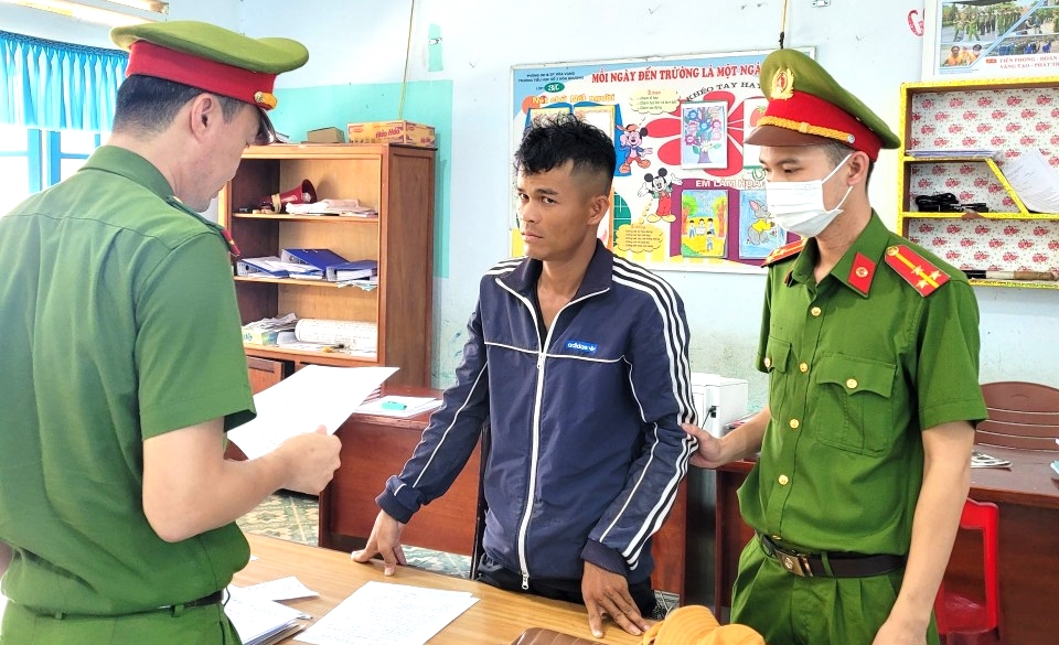 Bắt 2 đối tượng c&ograve; chuy&ecirc;n lừa đảo b&aacute;n đất huyện H&ograve;a Vang, Đ&agrave; Nẵng - Ảnh 1.