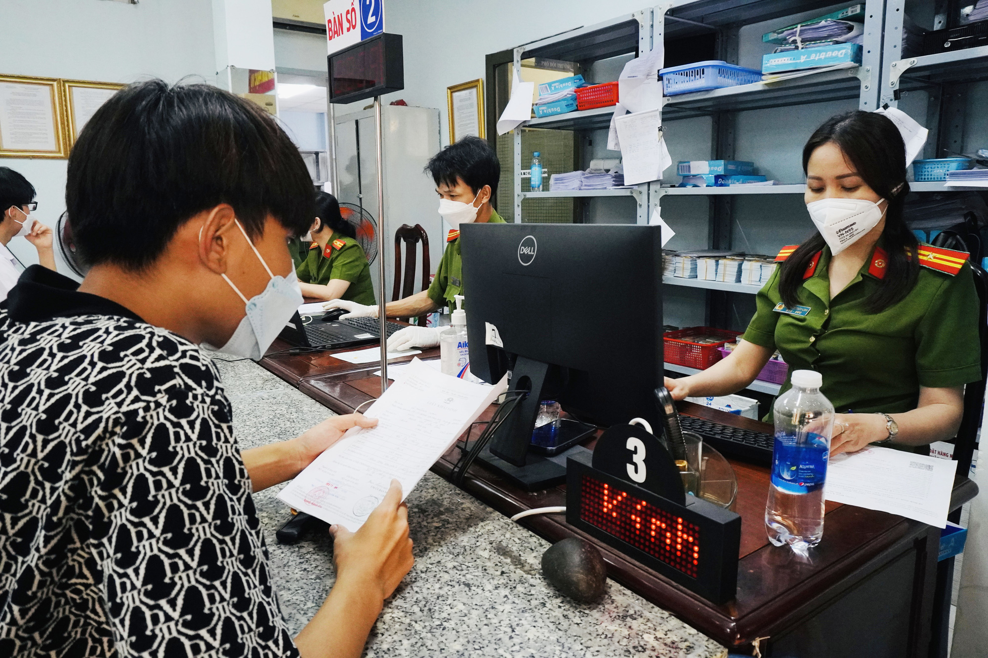 Công an TP Thủ Đức cấp CCCD gắn chip cho học sinh dịp lễ 30-4 - Ảnh 5.