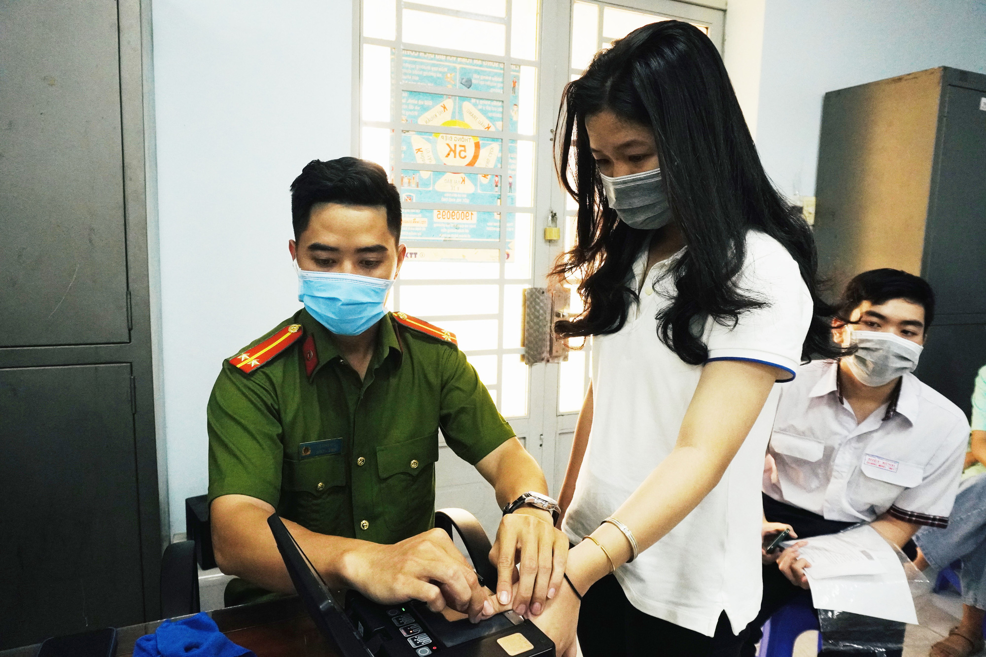 Công an TP Thủ Đức cấp CCCD gắn chip cho học sinh dịp lễ 30-4 - Ảnh 6.