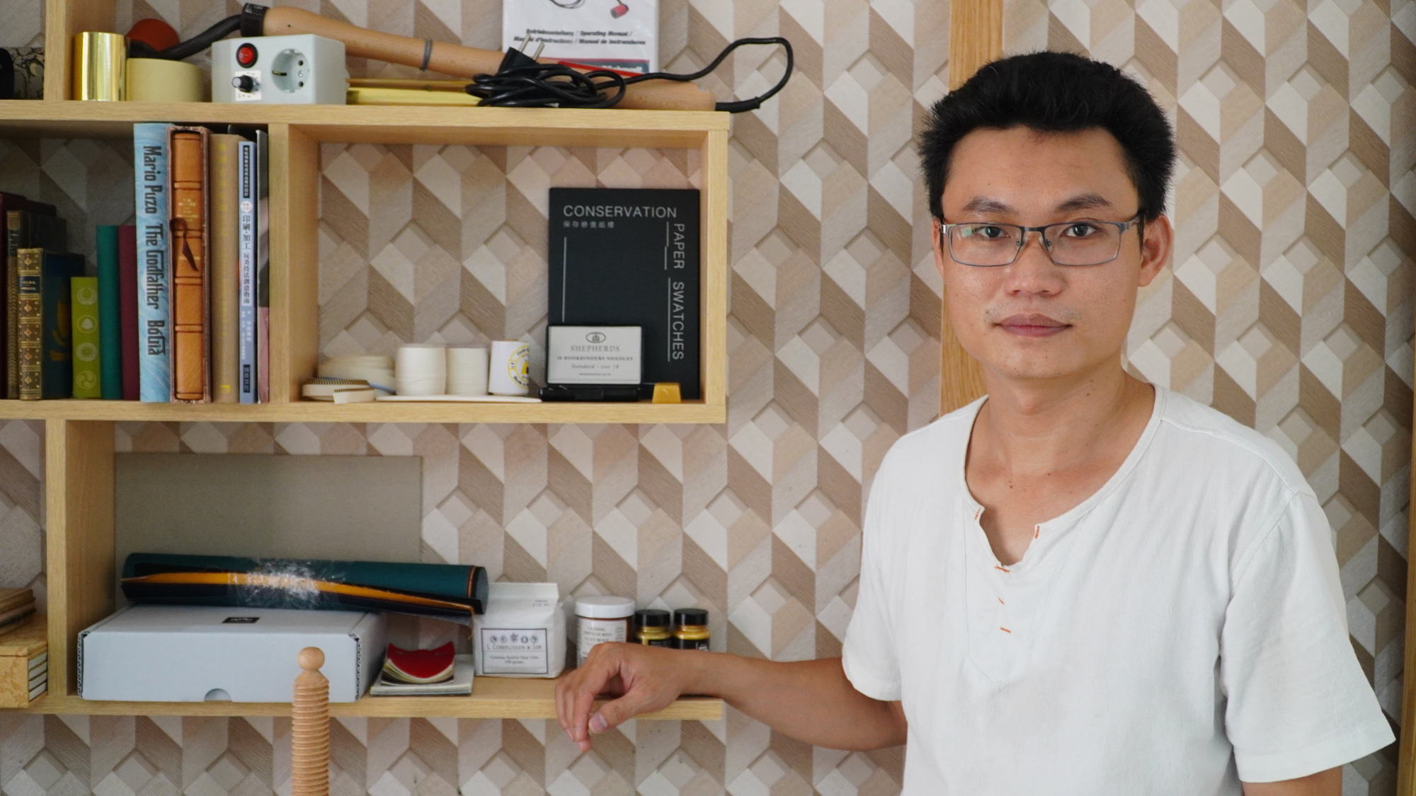 VIDEO: Người viết tiếp cuộc đời cho sách cổ
