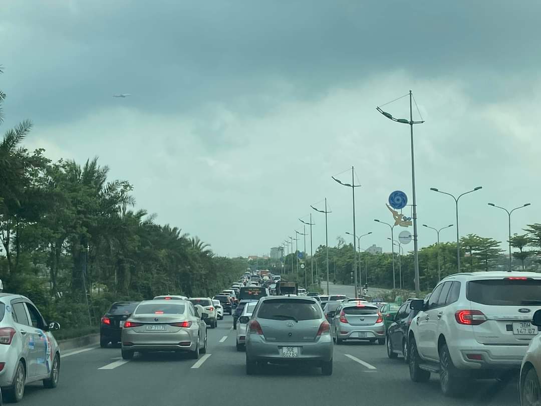 Ùn tắc nghiêm trọng tại TP HCM và Hà Nội ngày đầu nghỉ lễ 30-4, 1-5