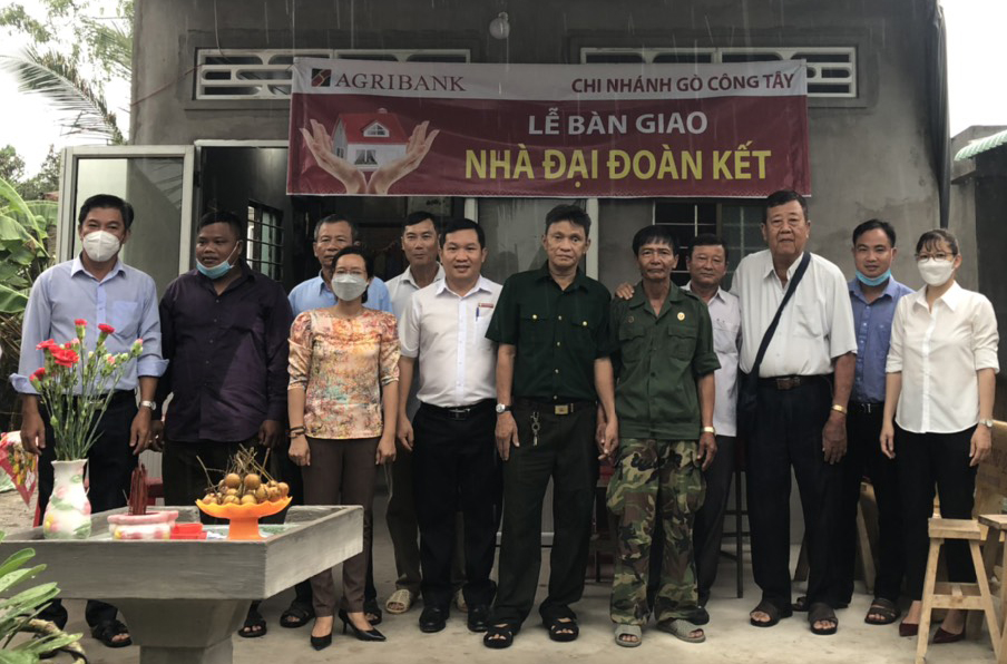 X&uacute;c động lễ trao 3 căn nh&agrave; đại đo&agrave;n kết do Agribank G&ograve; C&ocirc;ng T&acirc;y hỗ trợ - Ảnh 1.