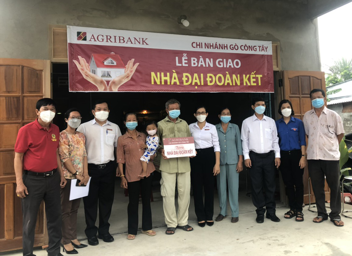 X&uacute;c động lễ trao 3 căn nh&agrave; đại đo&agrave;n kết do Agribank G&ograve; C&ocirc;ng T&acirc;y hỗ trợ - Ảnh 2.