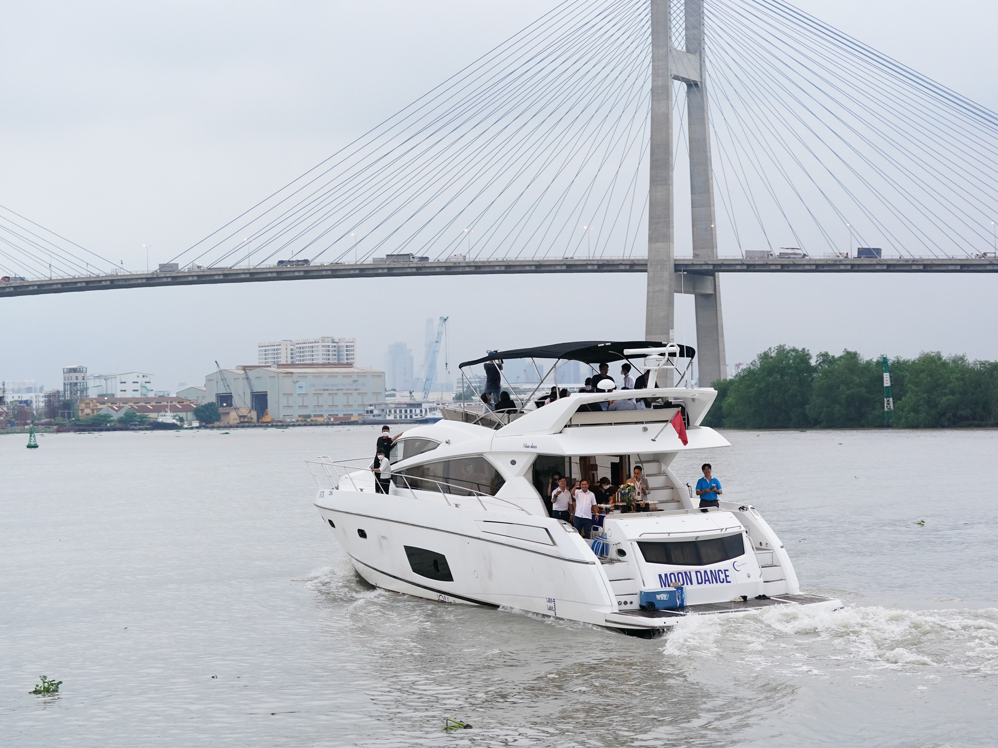 Sau bay trực thăng, sắp c&oacute; tour du thuyền hạng sang tr&ecirc;n s&ocirc;ng S&agrave;i G&ograve;n - Ảnh 1.
