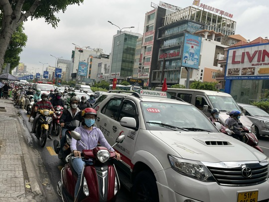Ùn tắc nghiêm trọng tại TP HCM và Hà Nội - Ảnh 2.