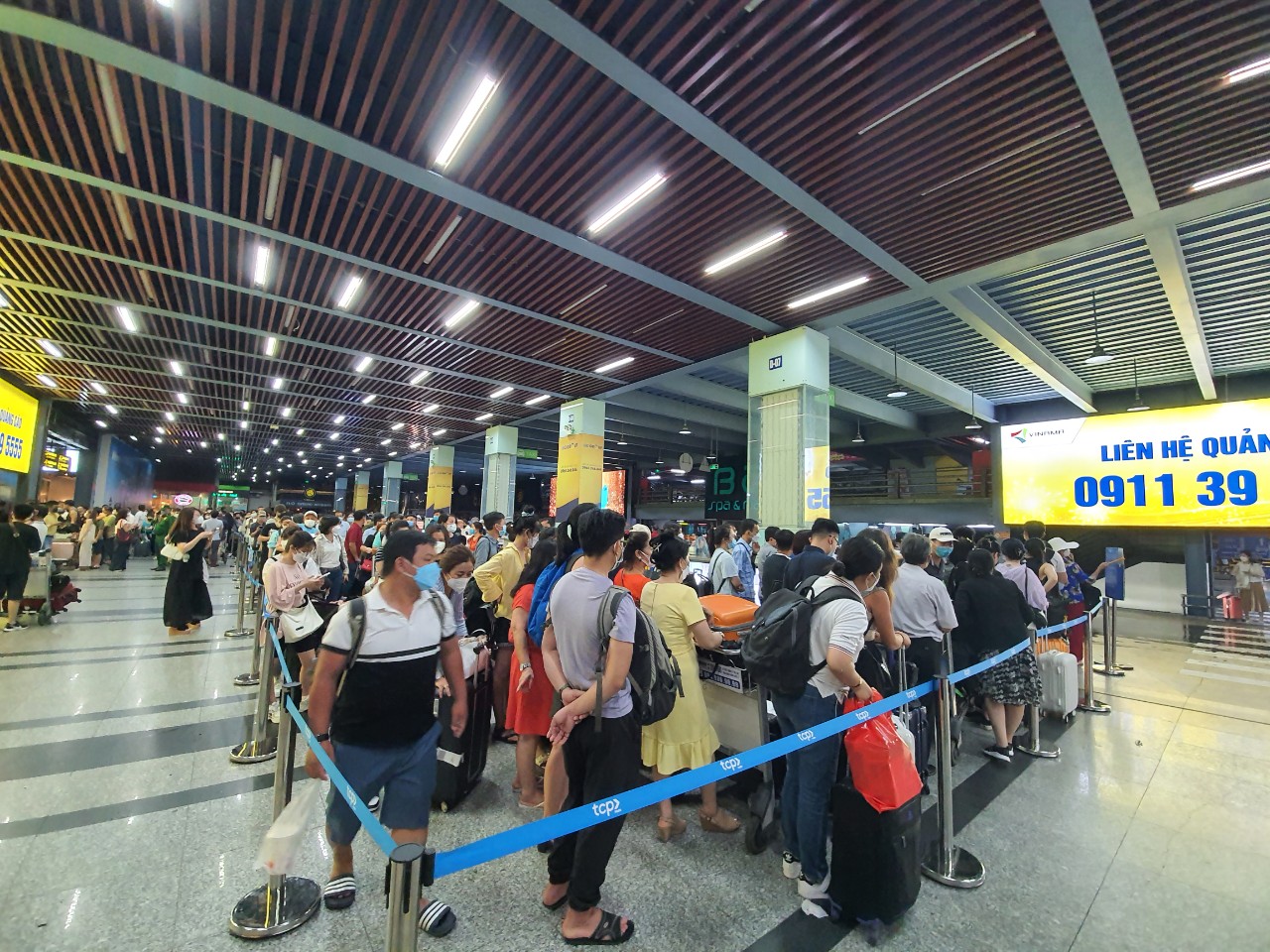 Người dân đổ xô đi chơi, bay trực thăng TP HCM hút khách lễ 30-4