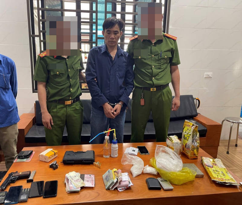 Bắt khẩn cấp kẻ buôn 4 kg ma túy đá, 1 bánh heroin mang theo 2 khẩu súng