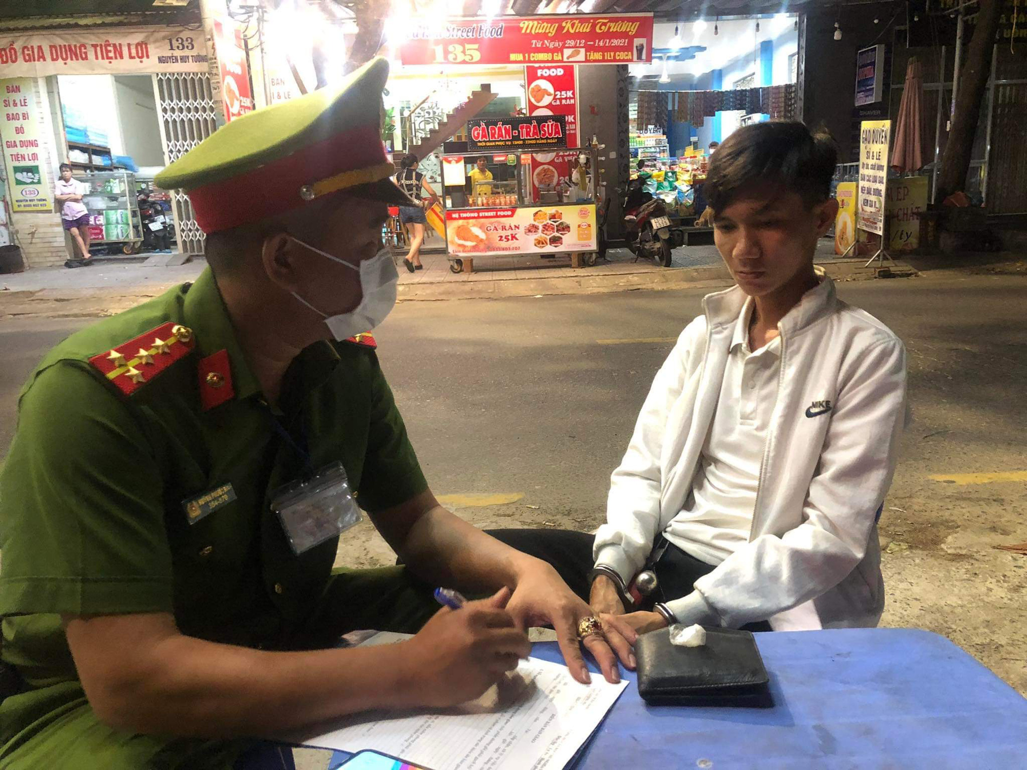 Bị bắt quả tang giấu ma túy, thợ cơ khí khai để trét tường