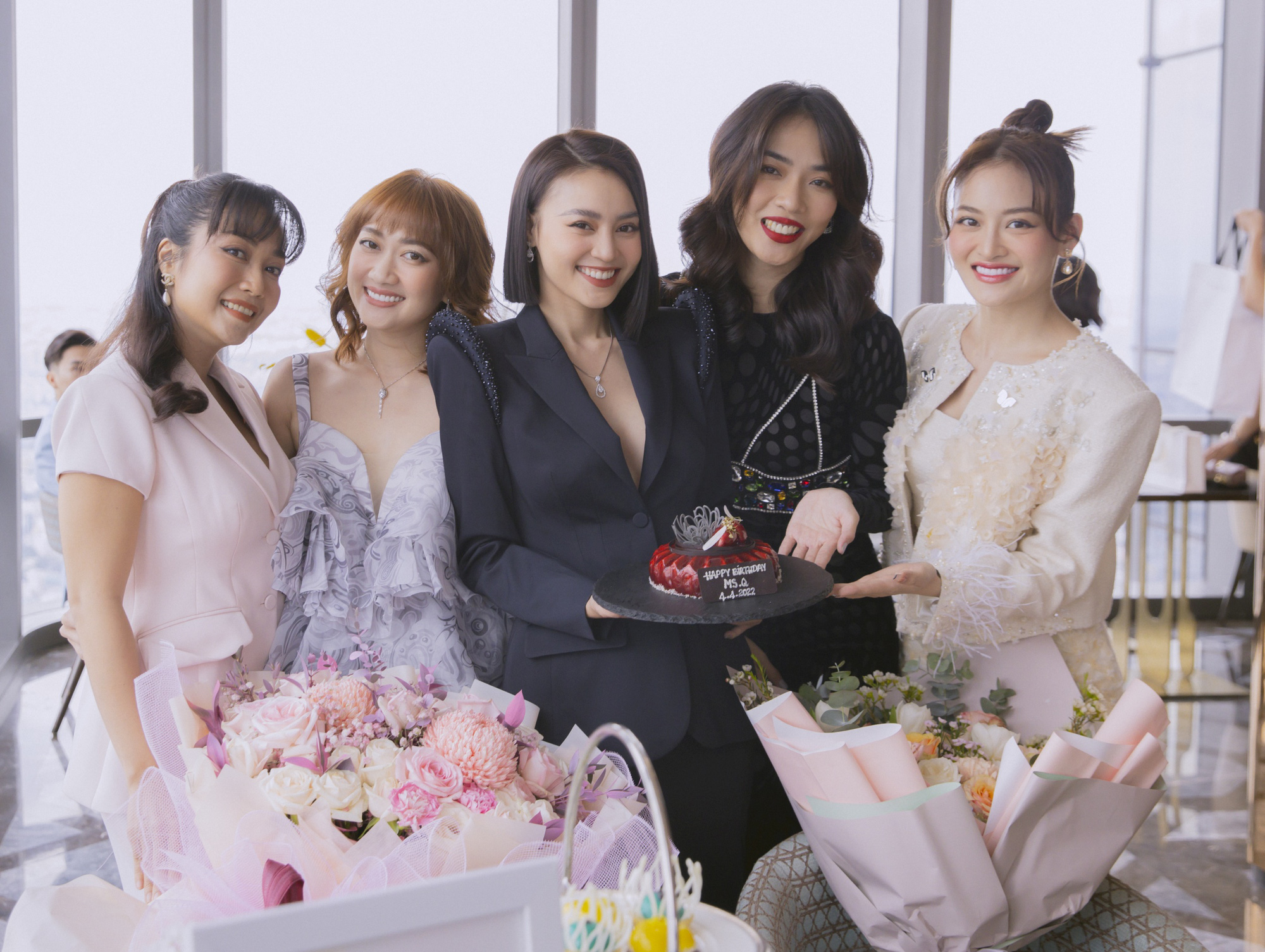 Ninh Dương Lan Ngọc hạnh phúc vì bị “đánh úp” sinh nhật