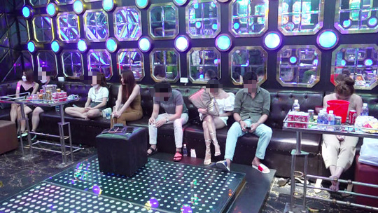 Quảng Nam: Bắt ổ ma t&uacute;y trong qu&aacute;n karaoke, thu giữ s&uacute;ng, 2 tỉ đồng&hellip; - Ảnh 1.