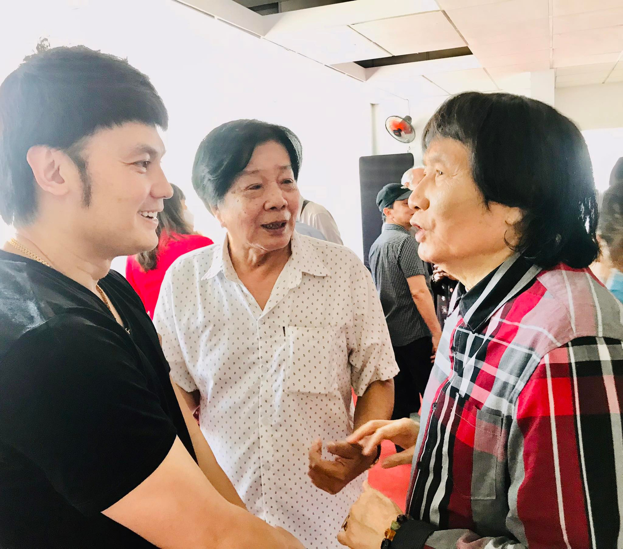 NSND Minh Vương, Lệ Thủy vui mừng gặp lại đồng nghiệp trong ng&agrave;y trao giải thưởng s&acirc;n khấu Việt Nam - Ảnh 4.