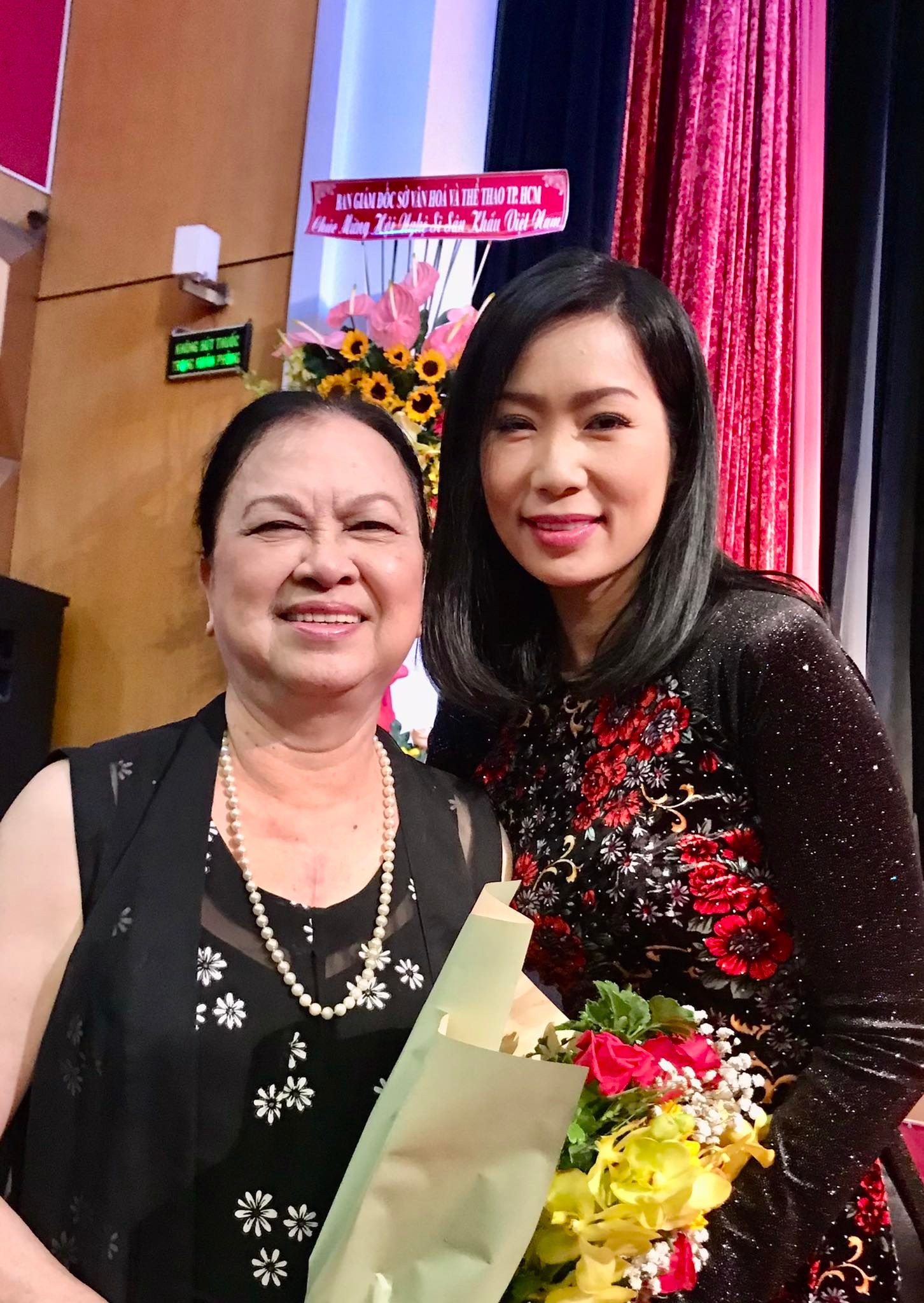 NSND Minh Vương, Lệ Thủy vui mừng gặp lại đồng nghiệp trong ng&agrave;y trao giải thưởng s&acirc;n khấu Việt Nam - Ảnh 3.