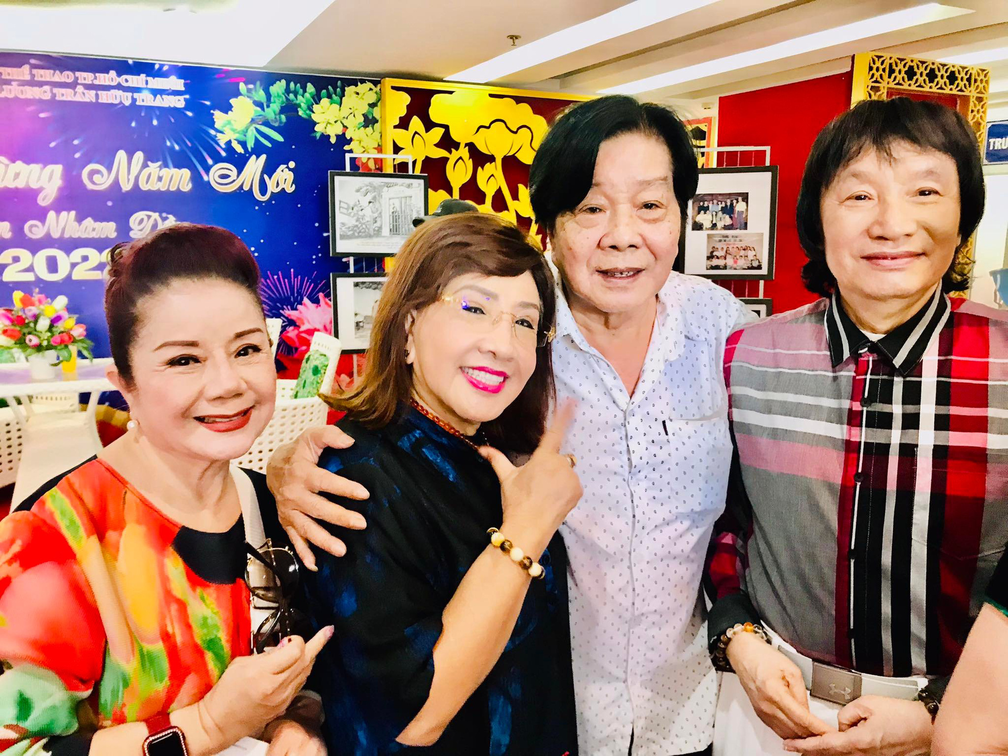 NSND Minh Vương, Lệ Thủy vui mừng gặp lại đồng nghiệp trong ng&agrave;y trao giải thưởng s&acirc;n khấu Việt Nam - Ảnh 2.