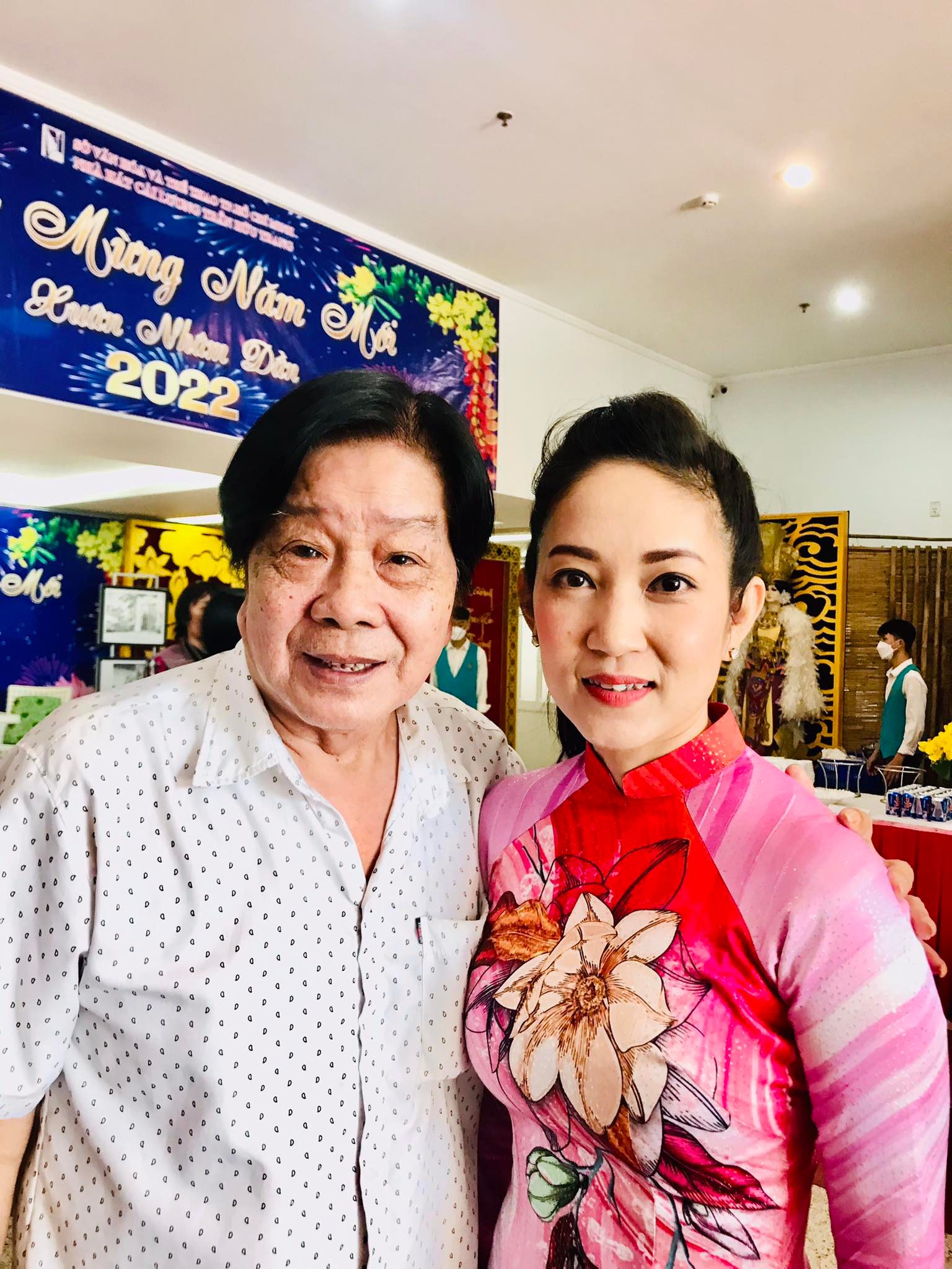 NSND Minh Vương, Lệ Thủy vui mừng gặp lại đồng nghiệp trong ng&agrave;y trao giải thưởng s&acirc;n khấu Việt Nam - Ảnh 6.