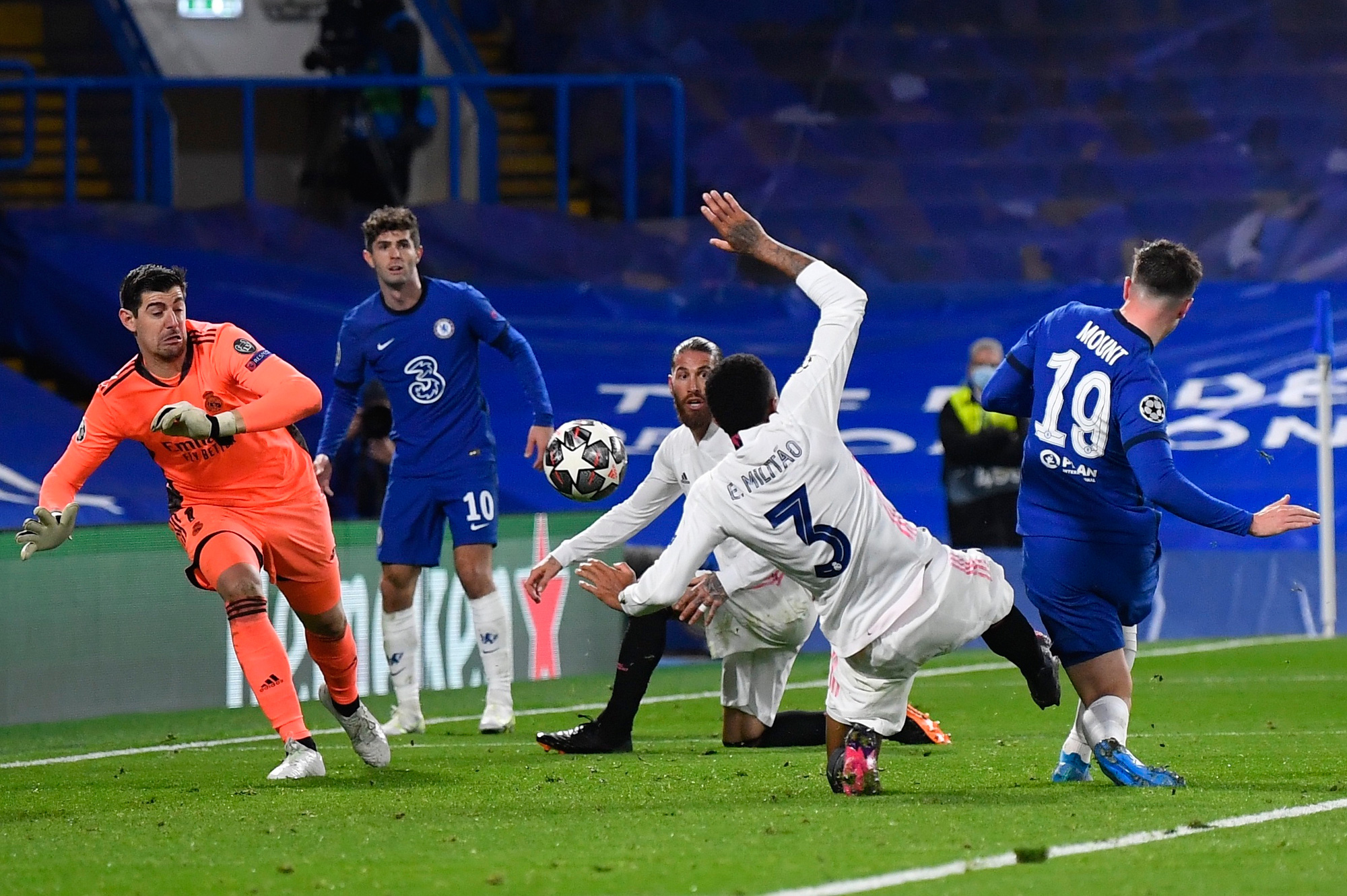 Chelsea quyết đấu tại Stamford Bridge