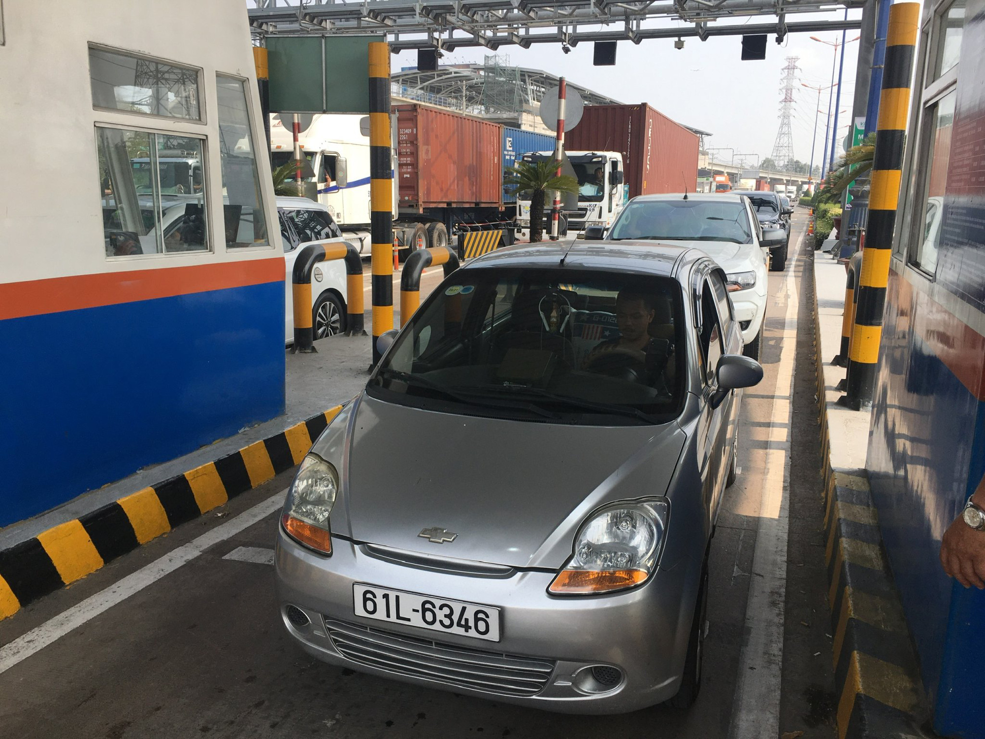 TP HCM yêu cầu đẩy mạnh dán thẻ thu phí không dừng cho phương tiện