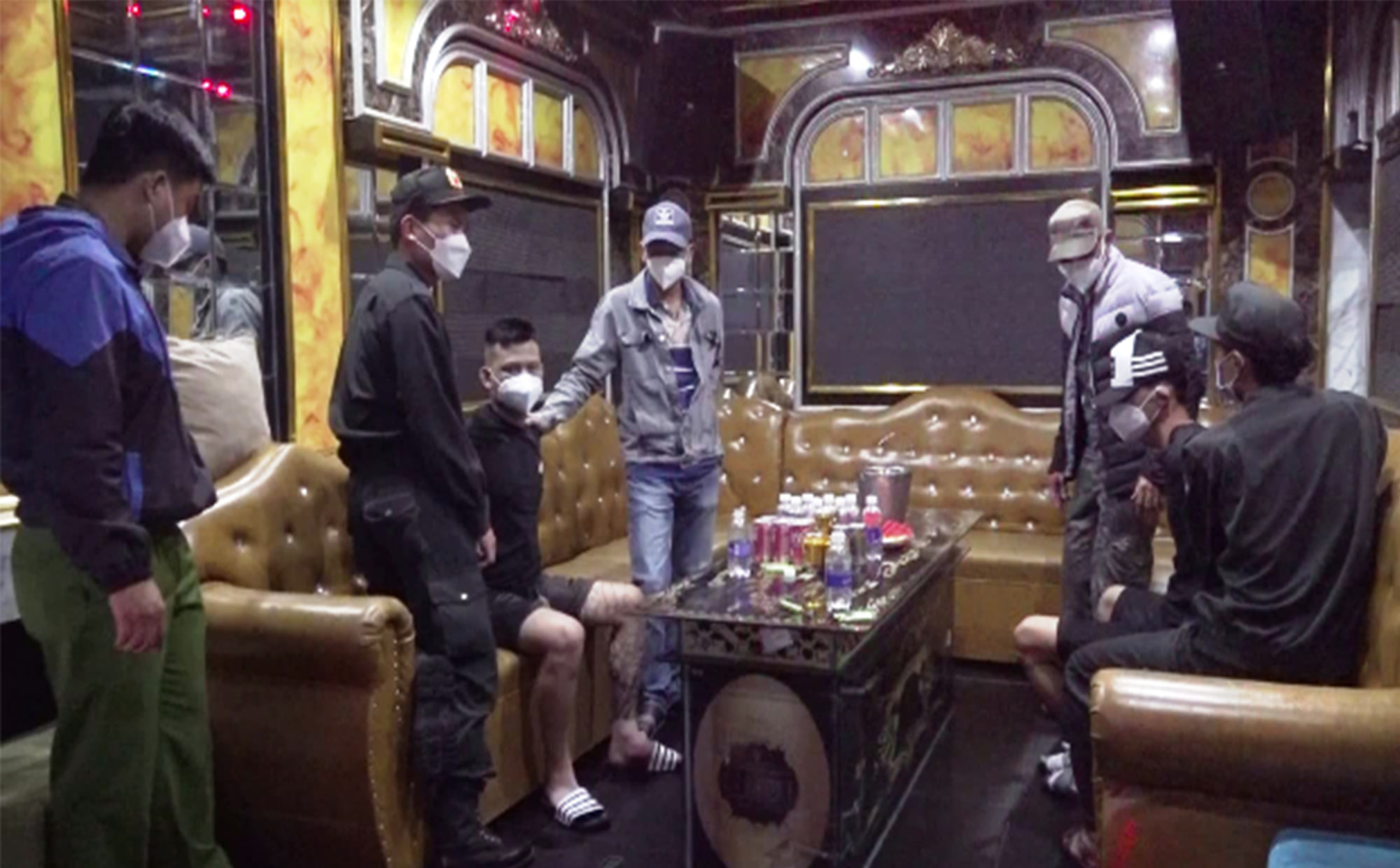 Quảng Nam: Bắt ổ ma t&uacute;y trong qu&aacute;n karaoke, thu giữ s&uacute;ng, 2 tỉ đồng&hellip; - Ảnh 3.