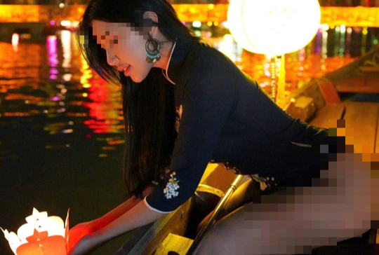 Xôn xao hình ảnh nữ du khách trẻ mặc áo dài "khoe mông" ở Hội An