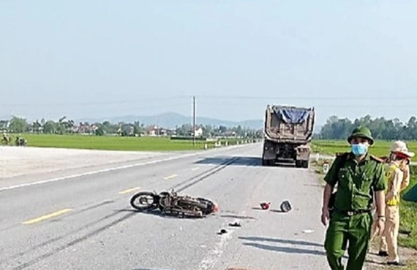 Va chạm xe đầu kéo, hai vợ chồng đi xe máy thương vong