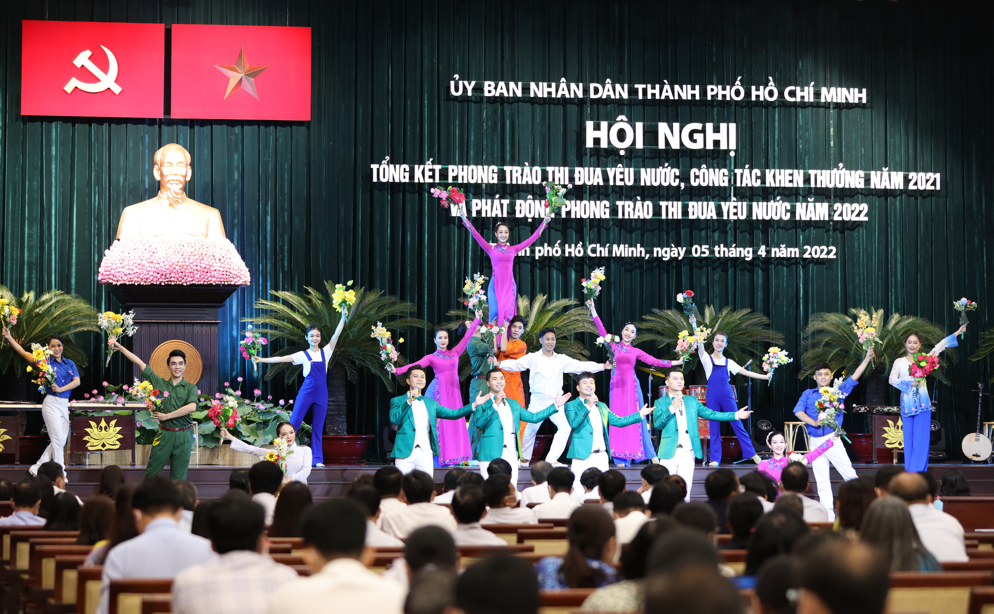 B&iacute; thư Th&agrave;nh ủy TP HCM: Trong thi đua khen thưởng kh&ocirc;ng c&oacute; xin cho - Ảnh 1.