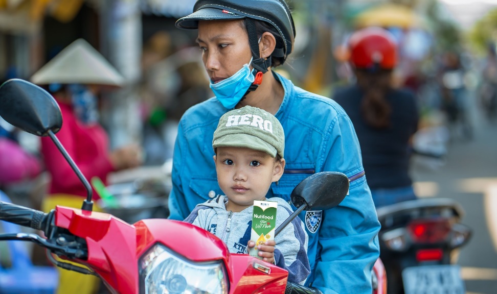 Hạnh ph&uacute;c của mẹ Việt khi mua được sữa trợ gi&aacute; cho con - Ảnh 1.