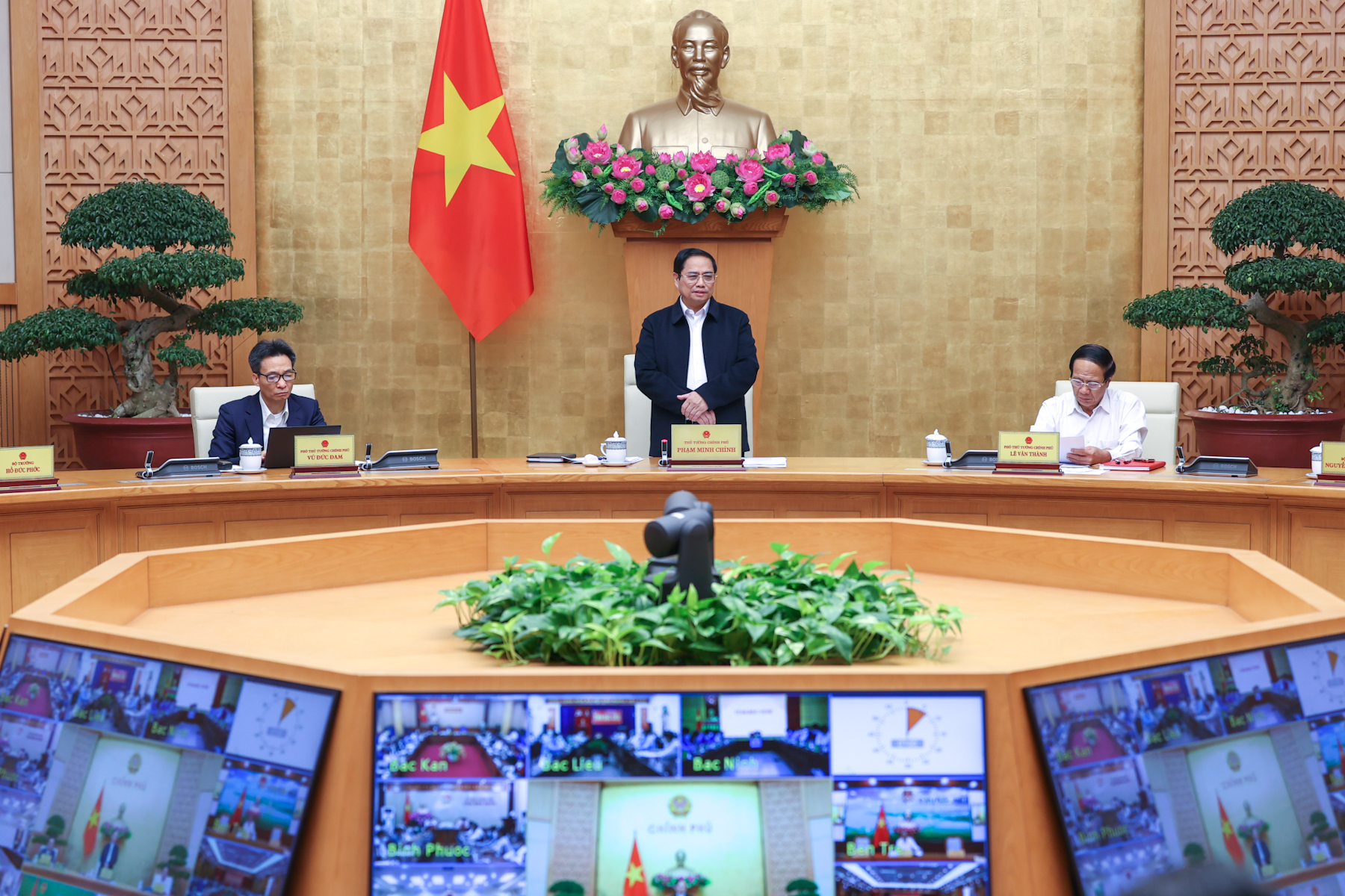 Thủ tướng: Xử l&yacute; quyết liệt vi phạm chứng kho&aacute;n, ph&aacute;t h&agrave;nh tr&aacute;i phiếu doanh nghiệp - Ảnh 1.