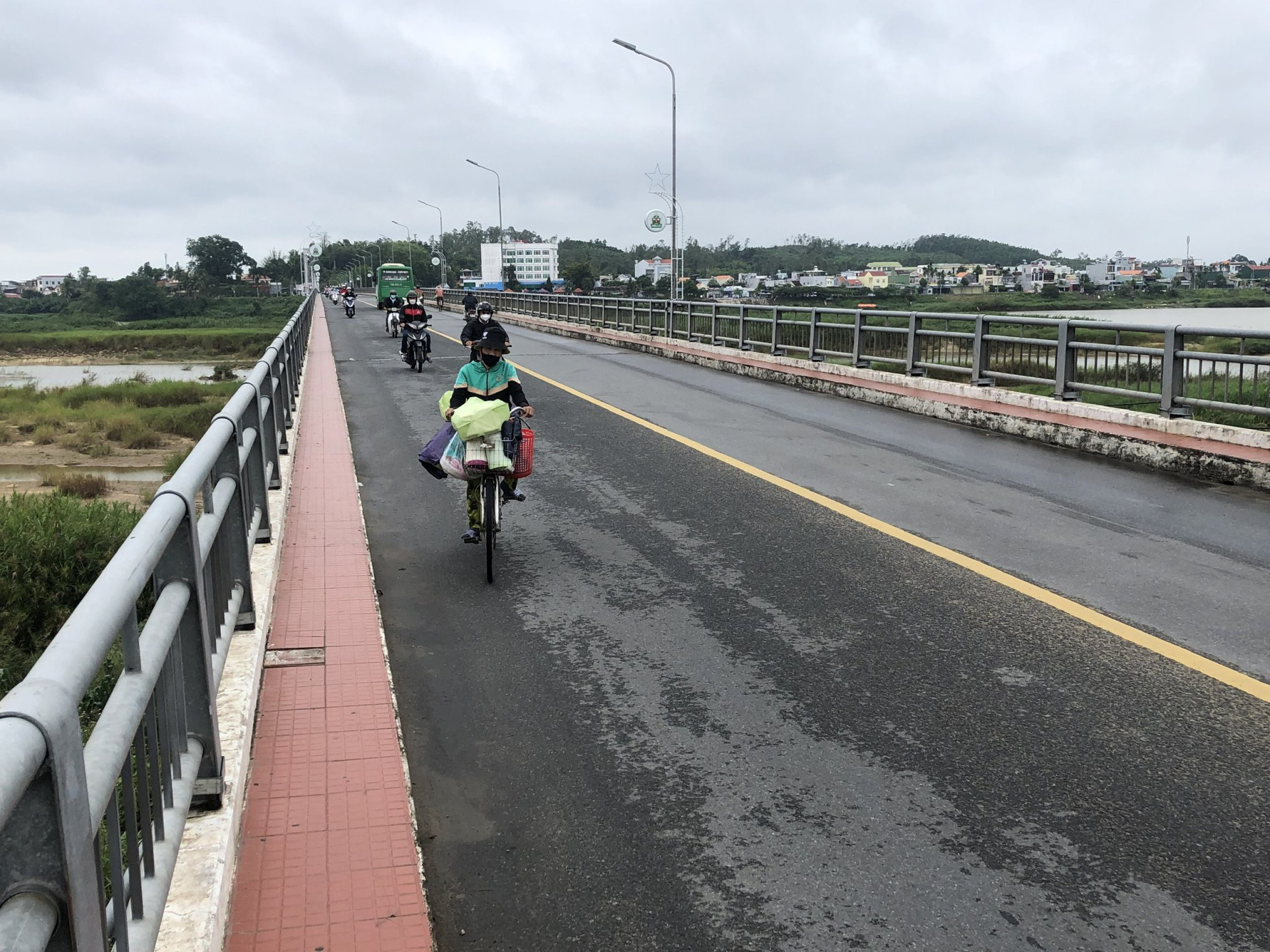 Quảng Ng&atilde;i: Cận cảnh cầu Tr&agrave; Kh&uacute;c 1 xuống cấp nghi&ecirc;m trọng - Ảnh 3.