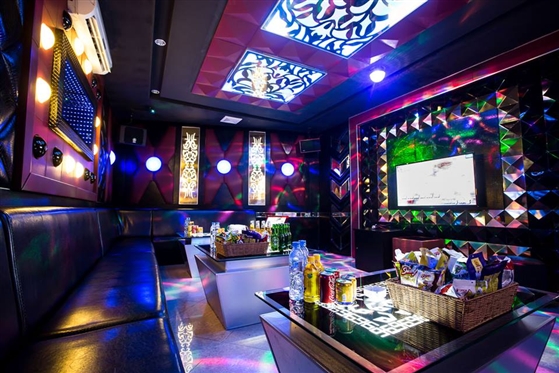 H&agrave; Nội mở lại dịch vụ karaoke, massage, qu&aacute;n bar từ ng&agrave;y 8-4 - Ảnh 1.