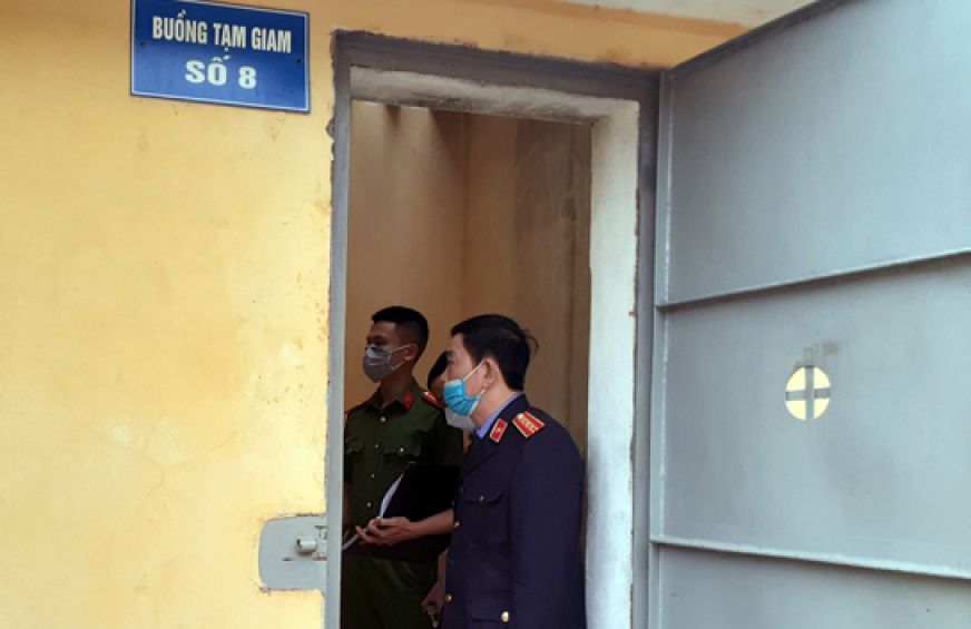 Người bị tạm giữ về hành vi vận chuyển ma túy treo cổ tự sát trong buồng giam
