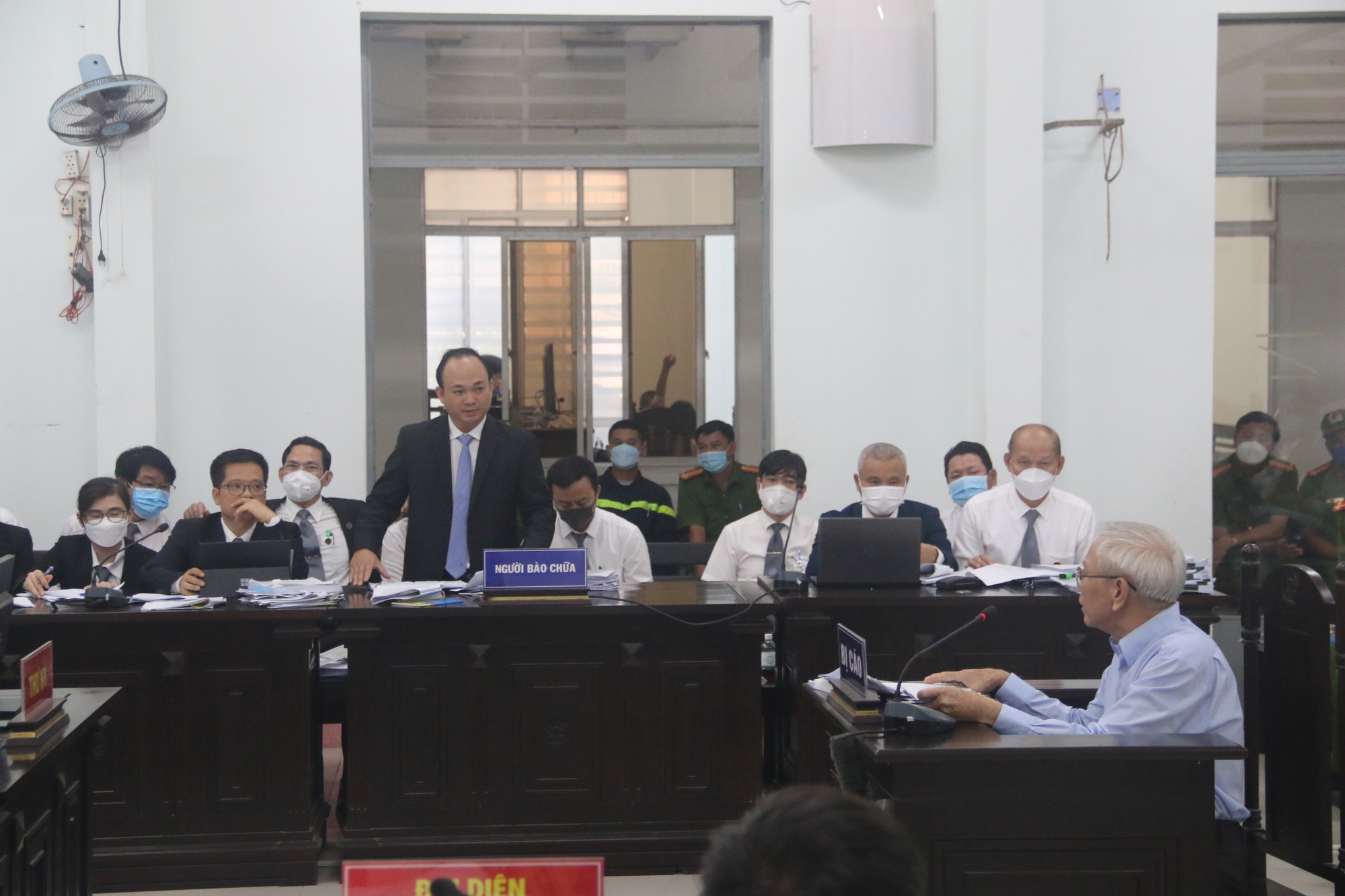 X&eacute;t xử sai phạm đất đai ở Kh&aacute;nh H&ograve;a: Cựu chủ tịch bảo kh&ocirc;ng sai, cựu gi&aacute;m đốc sở n&oacute;i c&oacute; - Ảnh 3.