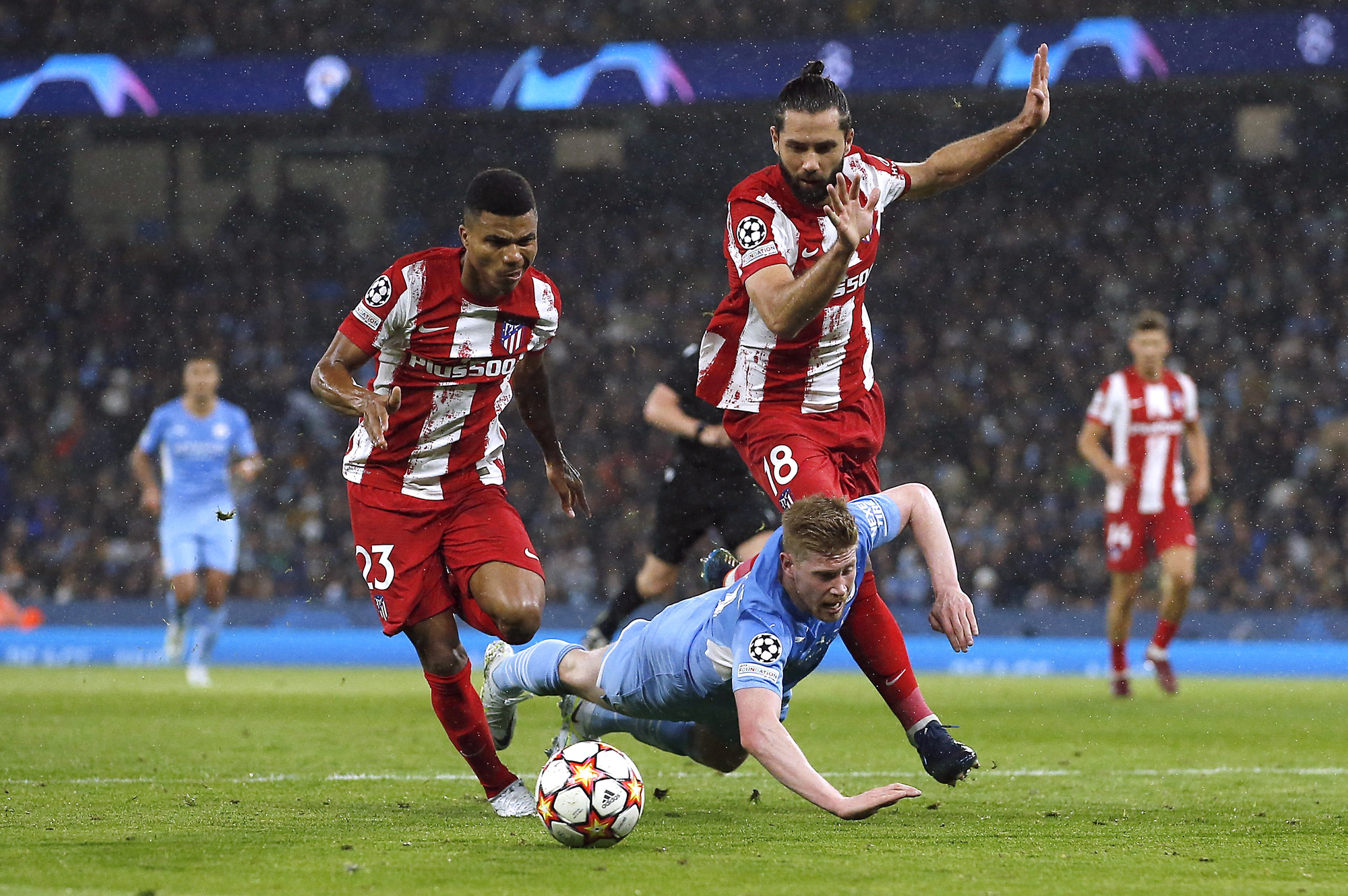 UEFA phạt nặng Atletico Madrid trước trận tái đấu Man City